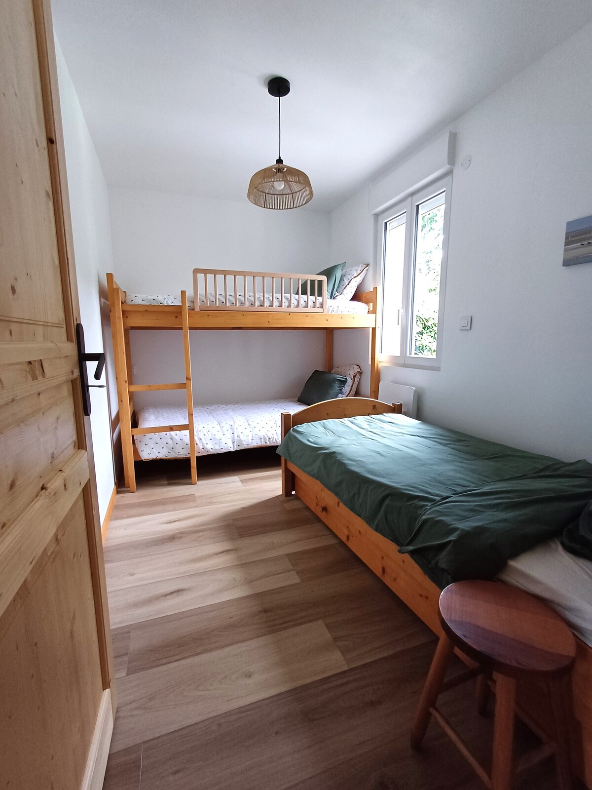 ორსართულიანი საწოლი შესაფერისია ზრდასრულებისთვის 100x200 სმ და ერთადგილიანი საწოლი 90x190