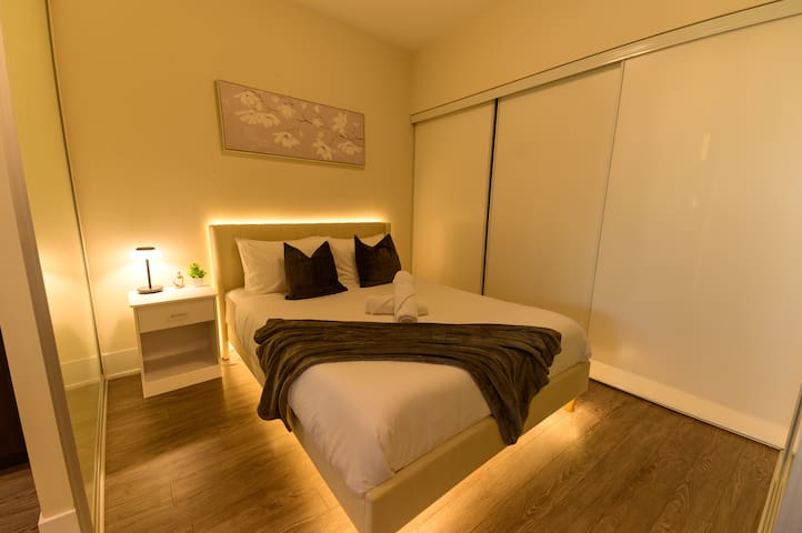 Ambient Vibe Downtown | CN Tower + Lake View Condo gallery image 4