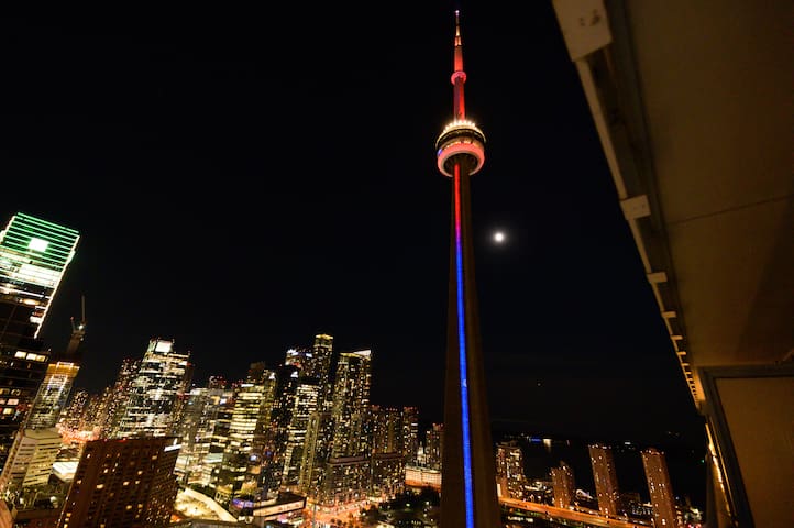 Ambient Vibe Downtown | CN Tower + Lake View Condo