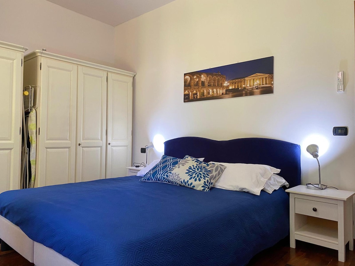 سرير مزدوج مع بياضات سرير. خزانة ملابس واسعة كاملة مع شماعات.