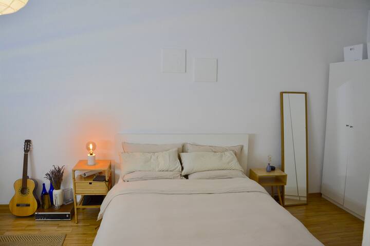Cómoda cama tamaño queen con colchón de espuma viscoelástica.