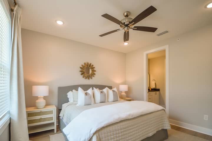 Chumba kikuu cha kulala kiko kwenye ghorofa ya kwanza na kitanda cha kifahari.  Viti vya usiku vinajumuisha maduka ya kuchaji, taa za ziada na mashine ya sauti.