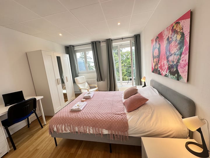 זה החדר שיציע לכם:
- מיטה זוגית
- שתי שידות לילה קטנות עם מנורות
- ארון בגדים לאחסון החפצים שלכם
- כיסא
- כיסא משרדי 
- משרד