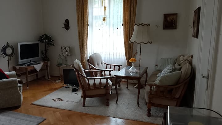 Pohovka a kreslo, televízor nefunguje 