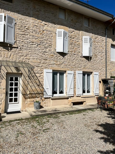 84 m2 stone house for 1 to 6 people