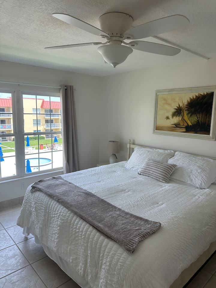 Veliki bračni krevet s luksuznom posteljinom. Zavjese koje zatamnjuju prostoriju i stropni ventilator jamče savršen san. 