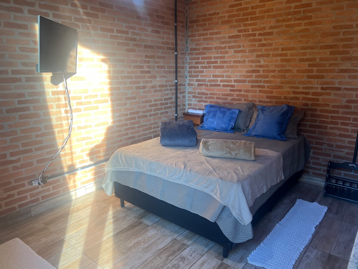 Un lit double avec des oreillers, de la literie et des couvertures.