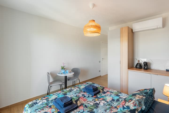 Diseñada para ofrecer comodidad y privacidad, esta habitación le invita a relajarse y sentirse como en casa.
