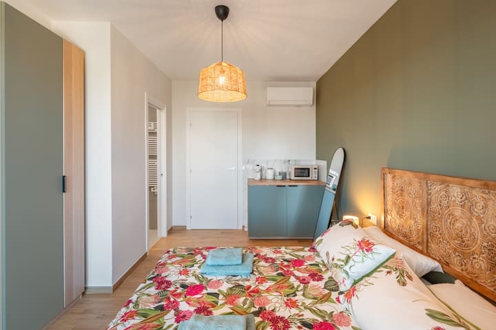 Una habitación privada que ofrece tranquilidad, luz natural y un refugio relajante después de un día junto al mar.