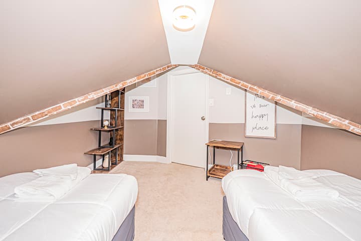 Dhoma e gjumit 3 Loft:
(2) binjakë të konvertueshëm në king, 
(2) hidhe në erë dyshekun në ambient
Totali: 4 krevate