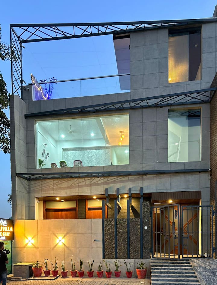 6 Bedroom Homestay Near Taj Mahal | Vegetarian