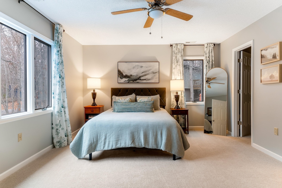 استرخ في الجناح الرئيسي الفسيح الذي يضم حمامًا داخليًا خاصًا وخزانة ملابس كبيرة — ملاذك الهادئ الخاص بعد يوم في الجبال.