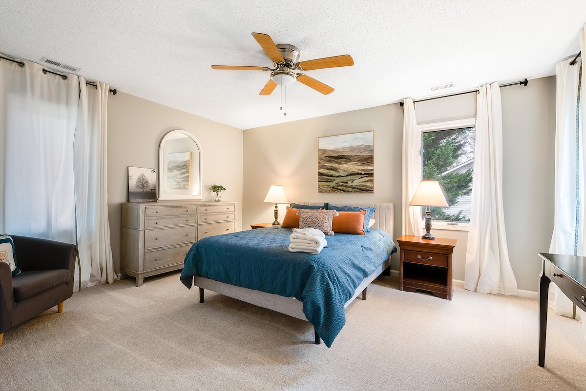 غرفة نوم ثانية مريحة ومريحة مع سرير فخم بحجم كوين — مثالية للأزواج أو الأصدقاء أو العائلة.