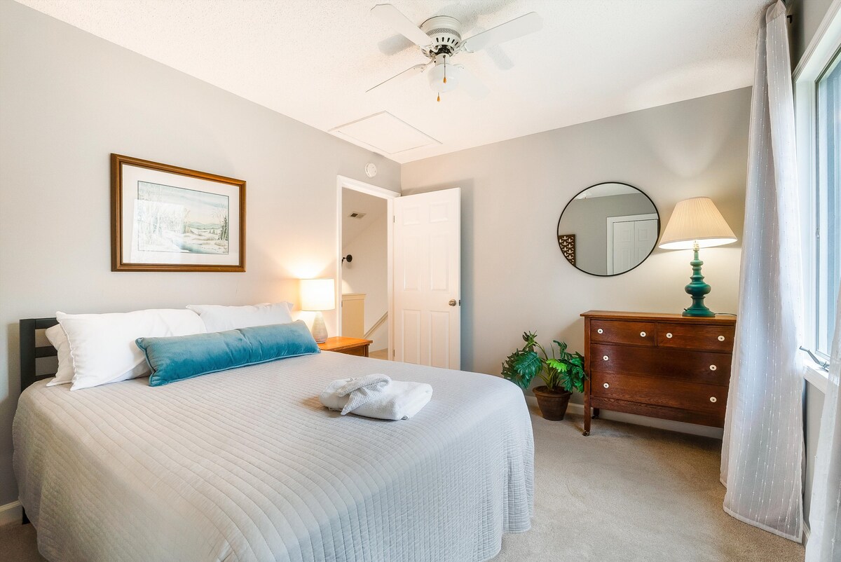 غرفة نوم ثالثة مريحة — مثالية لقضاء ليلة مريحة.

