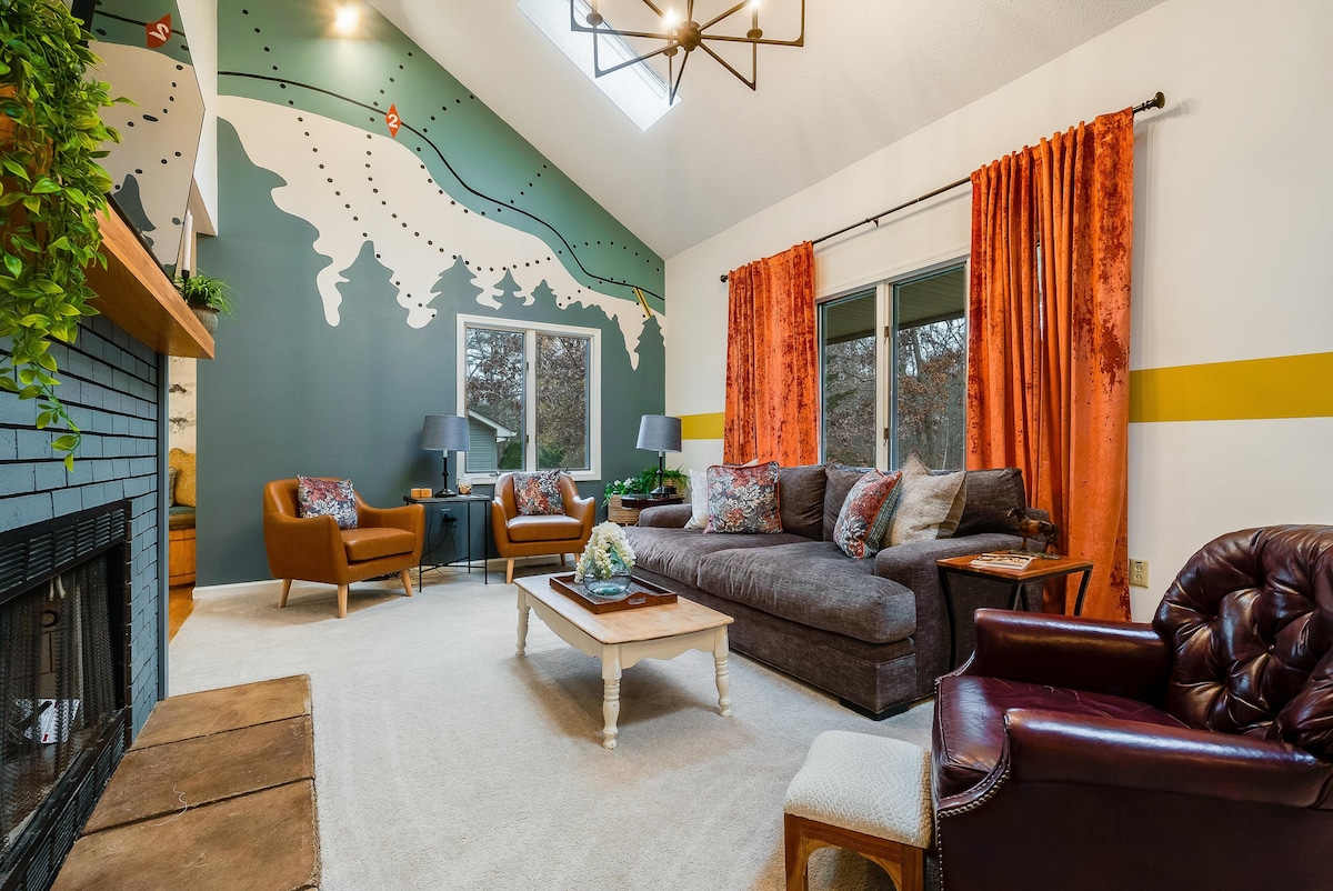 أجواء ما بعد التزلج: استرخ في غرفة المعيشة المريحة بجوار المدفأة، تحت فن مسار التزلج المخصص في ماسانوتين.