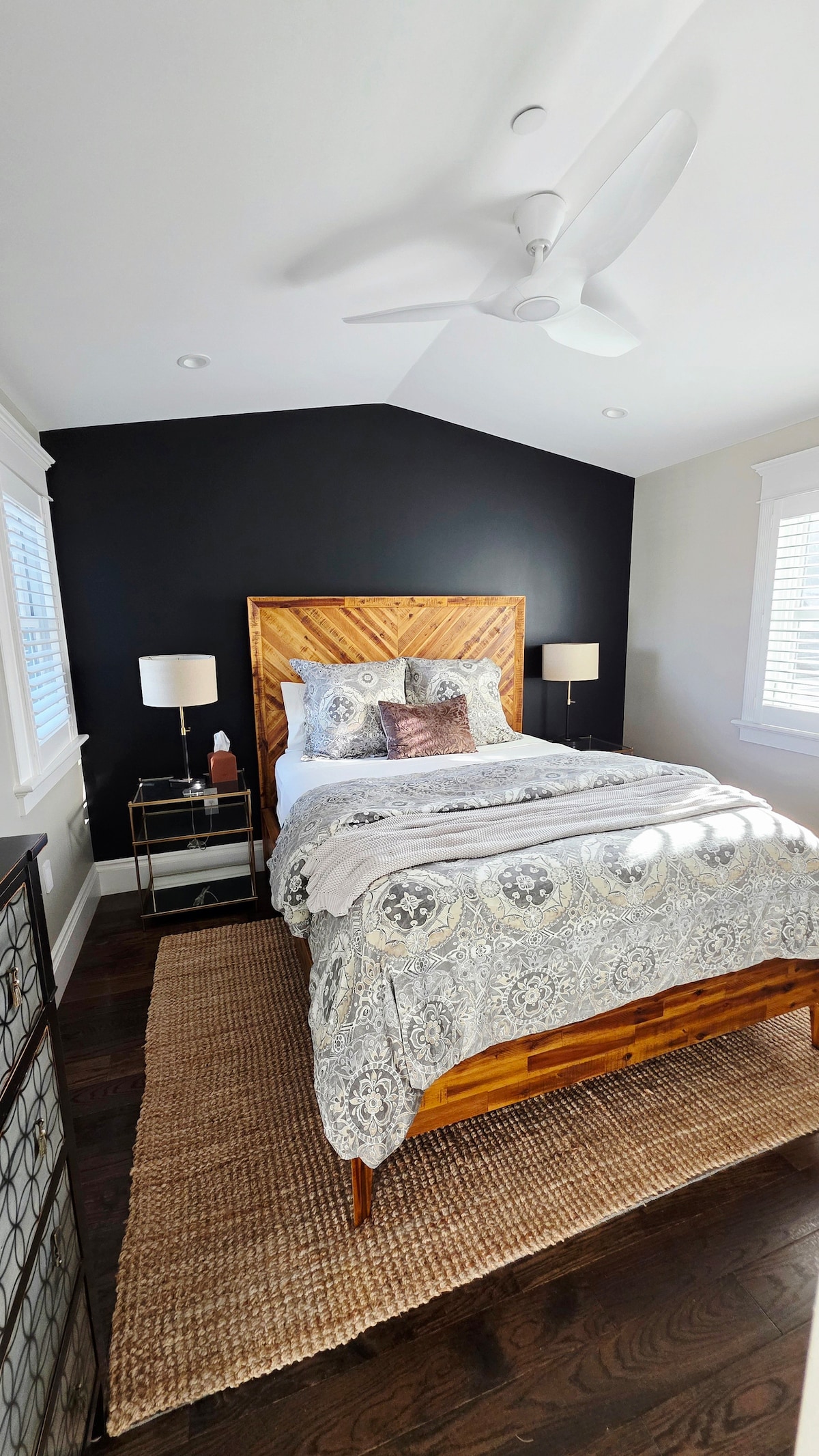 Елегантната спална соба има удобен брачен кревет (Queen) со дрвен потпирач за глава од West Elm, соодветни ноќни масички од месинг и стакло и комода. Прозорците на екранот од двете страни на креветот ви овозможуваат да уживате во ладното ветре.