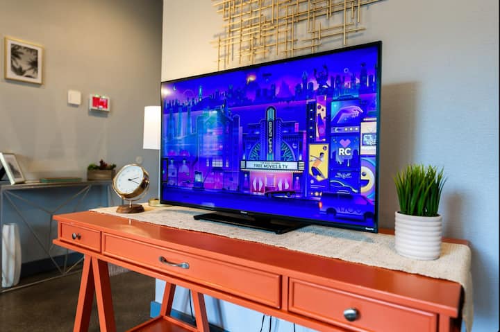 تلفزيون Roku متاح مع جهاز التحكم عن بعد.  قم بتحميل ملفك الشخصي والوصول إلى وسائل الترفيه الخاصة بك.