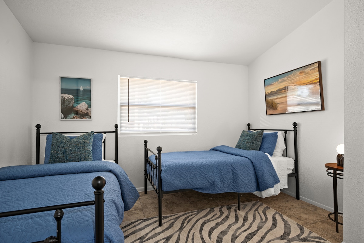 „Уютна допълнителна спалня с две единични легла и още един гардероб. Идеално за деца или допълнителни гости.