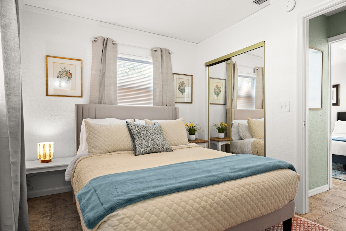 Просторен апартамент с голямо двойно легло, смарт телевизор, тъмни завеси и самостоятелна баня.