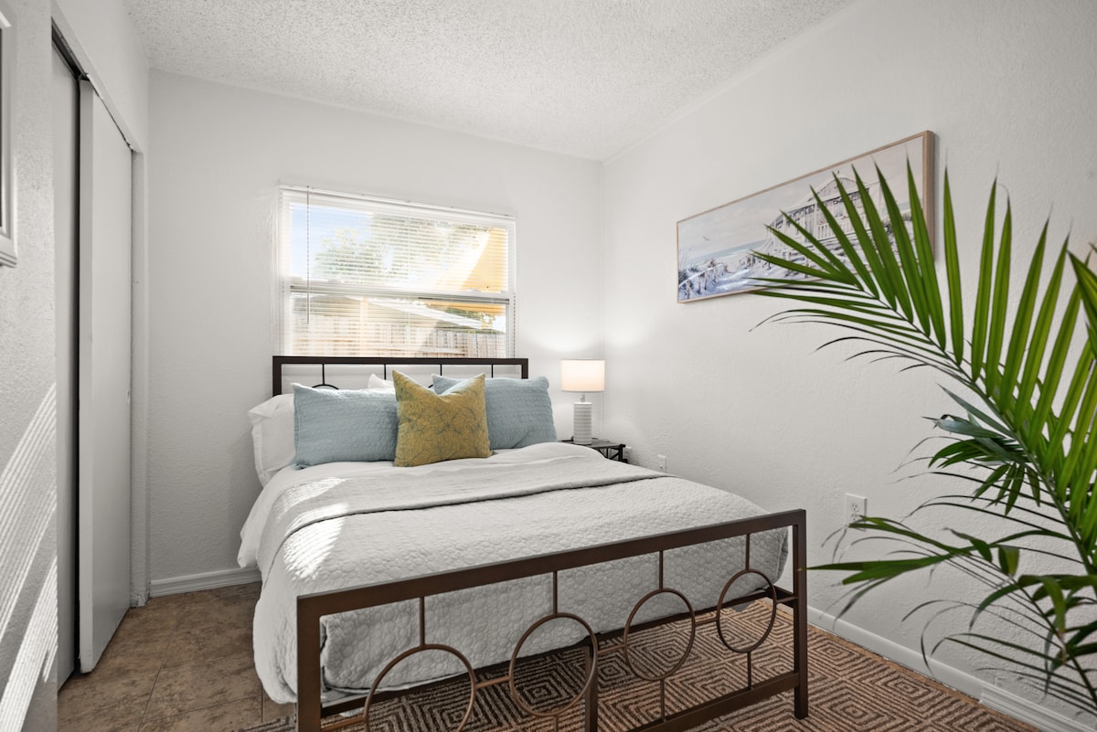 Просторна спалня за гости, идеална за семейства или групи, с ярка естествена светлина и достатъчно място за съхранение в гардероба.