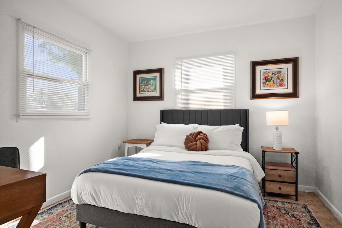 Удобна спалня със стилен декор и меки спални принадлежности за спокойни нощи. В тази спалня има и специална работна станция.