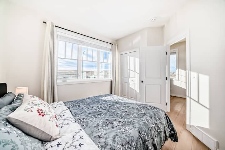 Dormitorio 1 con cama tamaño queen (nivel principal) con baño privado.