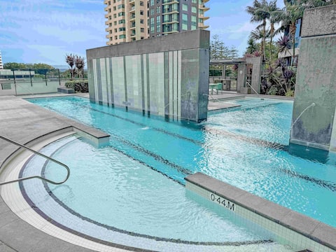 Successful Airbnb property: Luxe Oracle Tower 2 Ocean View L32 Pool Parking in Broadbeach