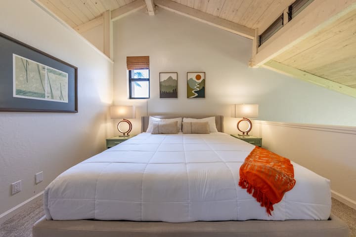 Glavna spavaća soba s luksuznim bračnim krevetom (180 – 220 cm) na kojem se nalazi madrac marke Cariloha.