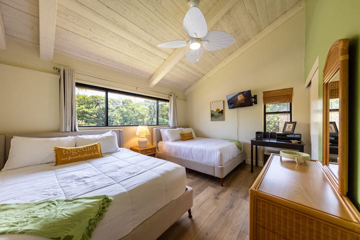 Gostinjska spavaća soba s dva bračna kreveta, svaki s vrhunskim madracima marke Cariloha.