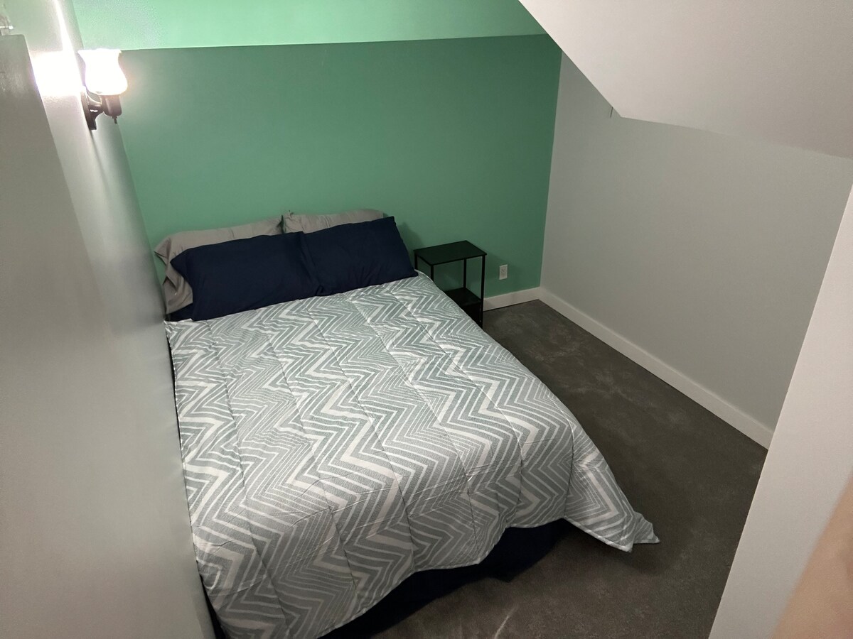 เตียงควีนไซส์ในห้องนอนใต้ดิน 