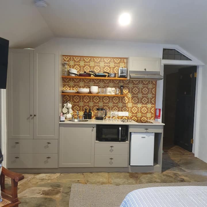 The Farmhouse Kitchen Cottage - Circa 1841 - クーマ