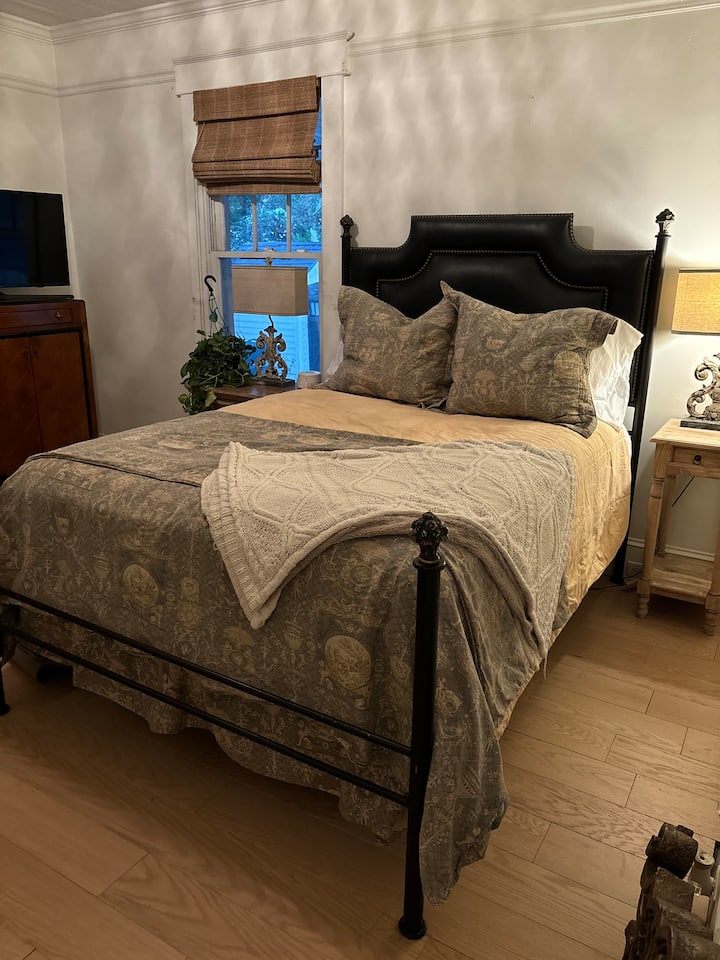 Kitanda cha ukubwa wa malkia chumba hiki kina kabati na hifadhi pamoja na meko ya televisheni (isiyoweza kutumika) kutoka kwenye mlango wa bafu la wageni.