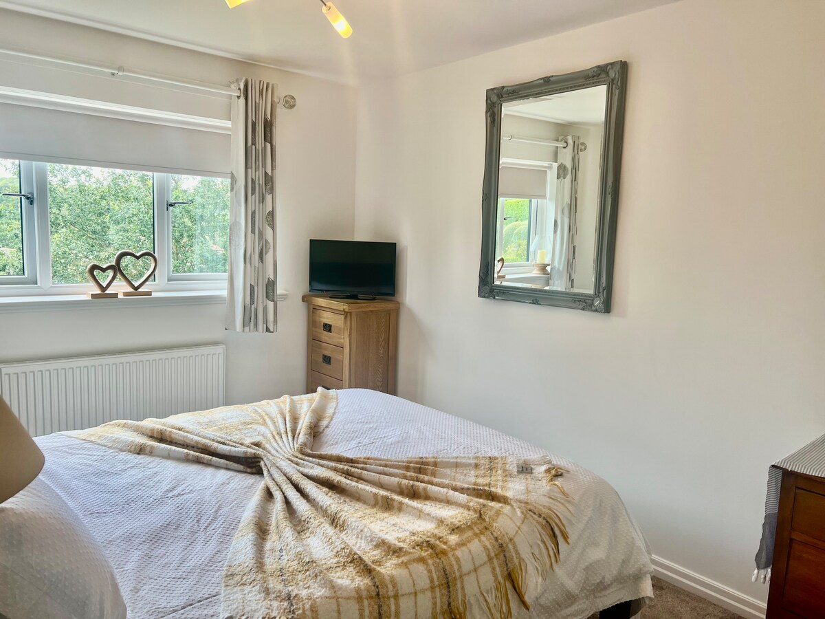 Kingsize bed. 
Tv
Rolgordijnen. 
Draws 
Nachtlampje 
Nachtkastjes. 
Uitkijk op de heuvels. 