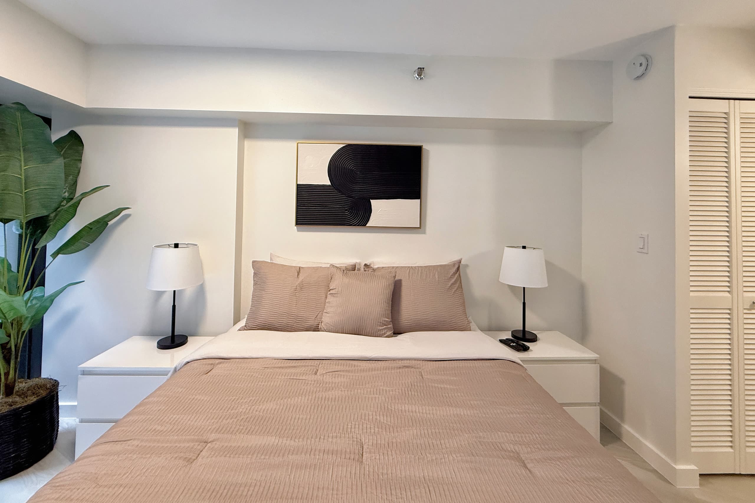 Spacious 1BR Free Parking WiFi - Image 18