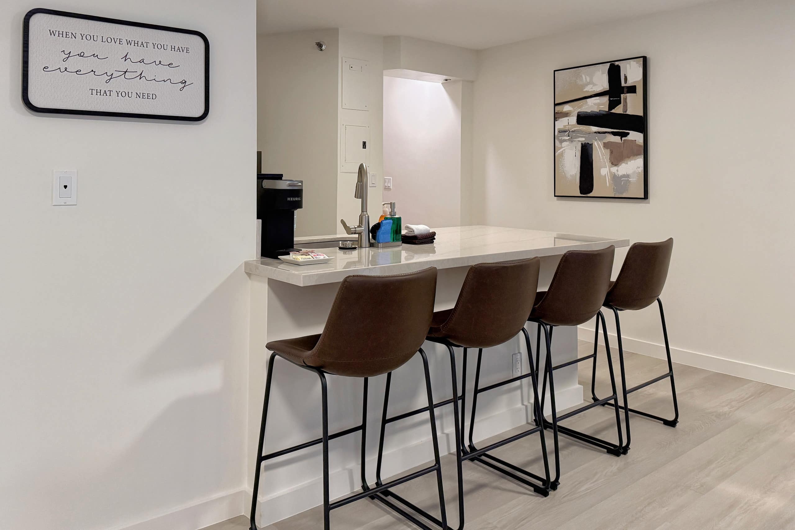 Spacious 1BR Free Parking WiFi - Image 16