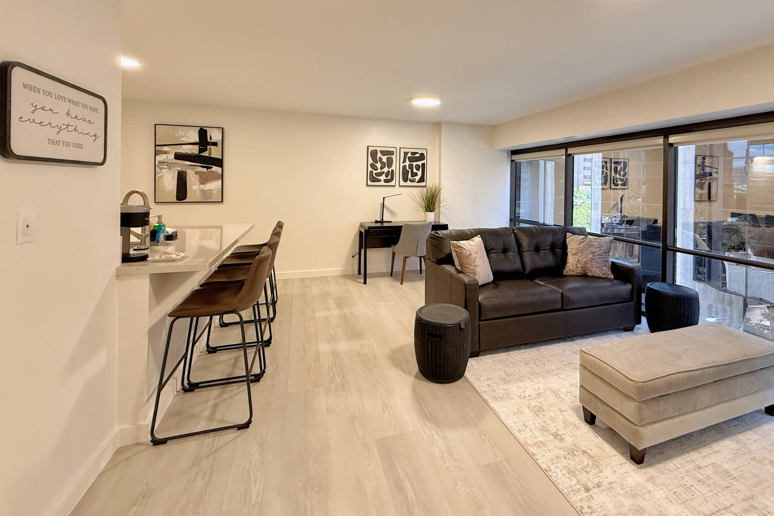 Spacious 1BR Free Parking WiFi - Image 1