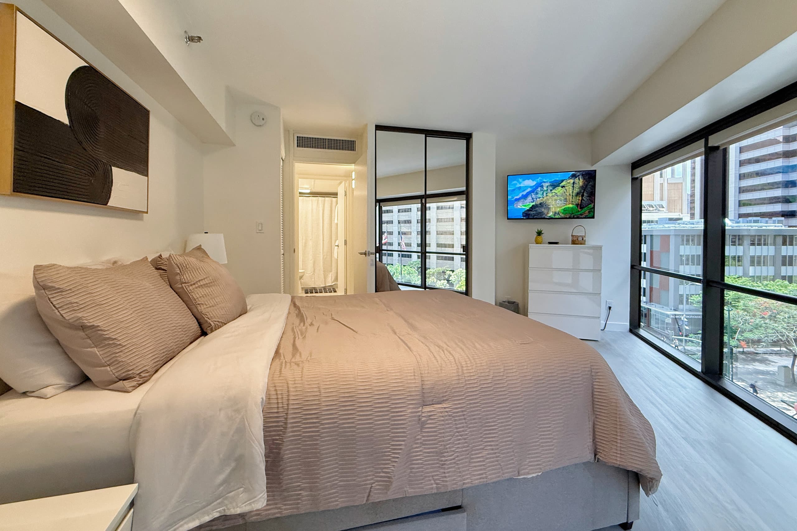 Spacious 1BR Free Parking WiFi - Image 20