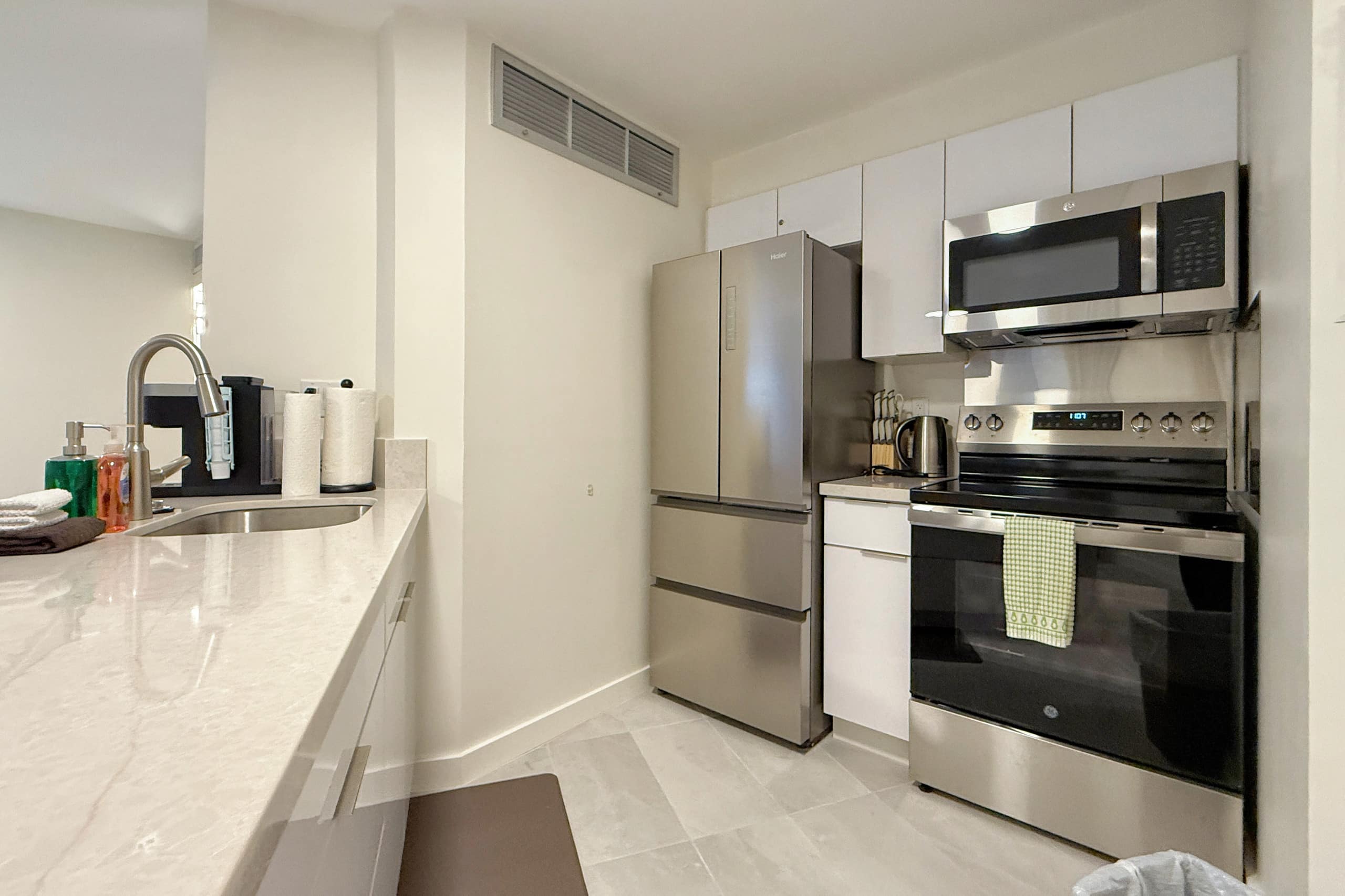 Spacious 1BR Free Parking WiFi - Image 8
