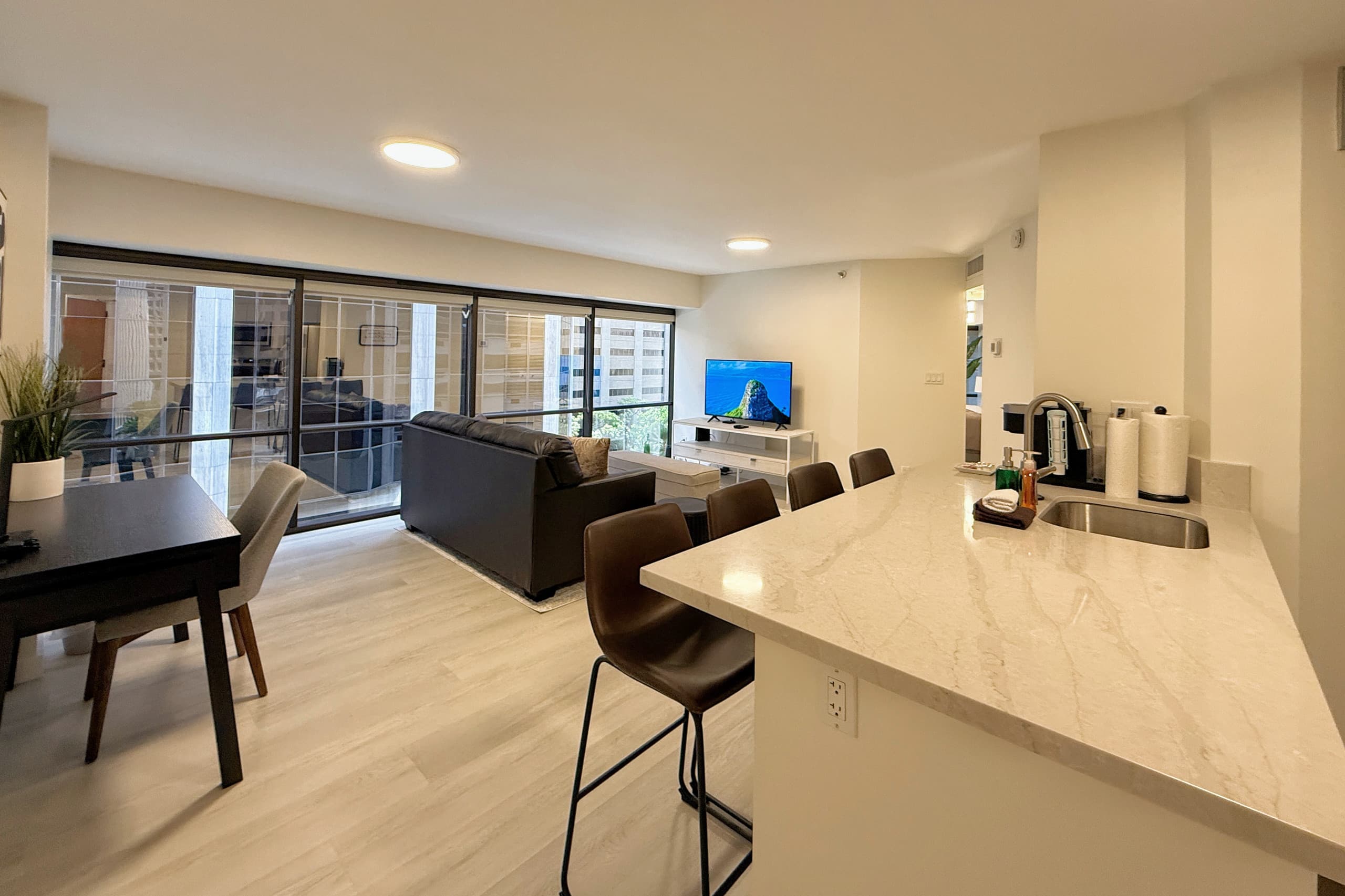 Spacious 1BR Free Parking WiFi - Image 14