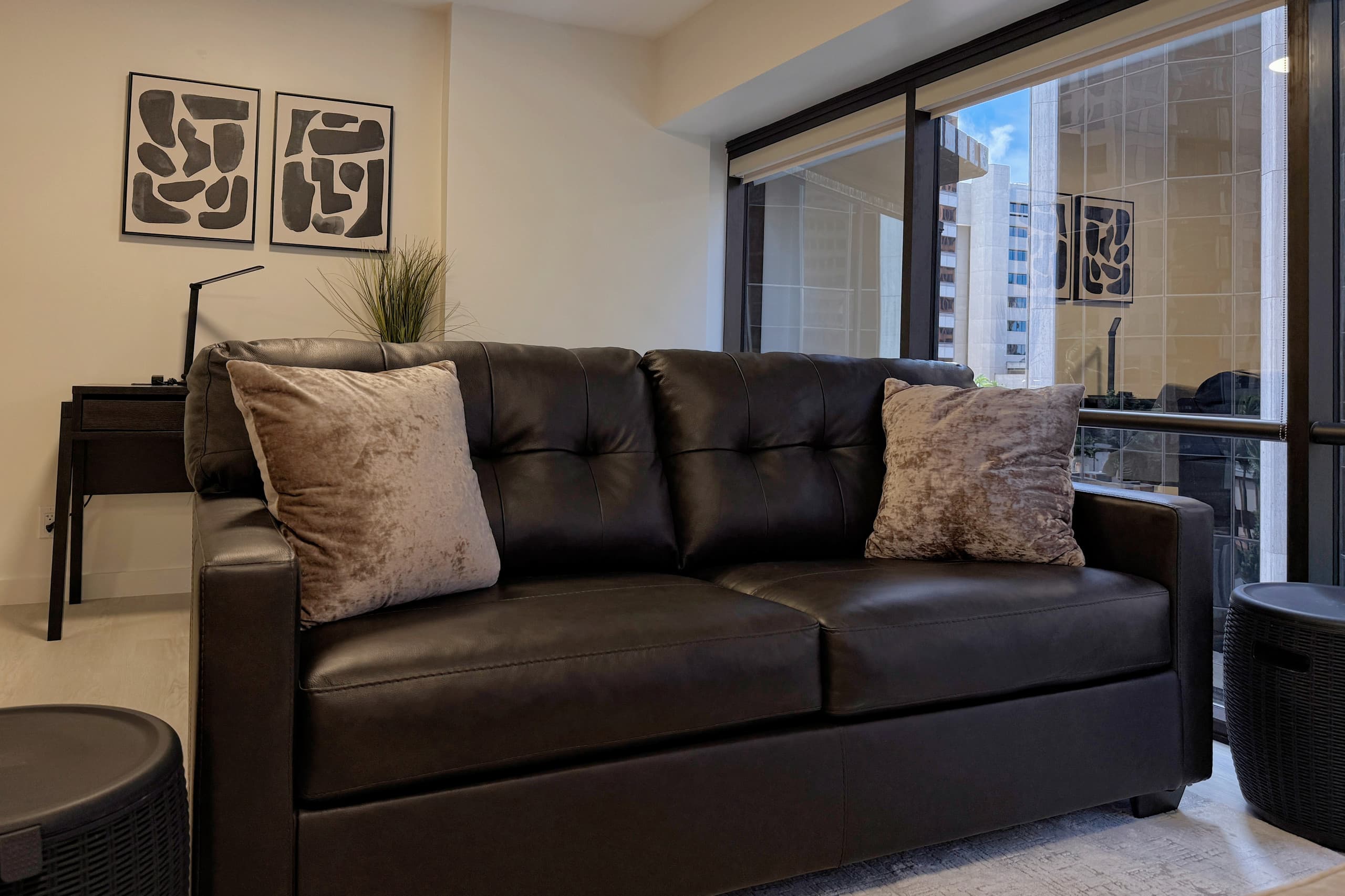 Spacious 1BR Free Parking WiFi - Image 4