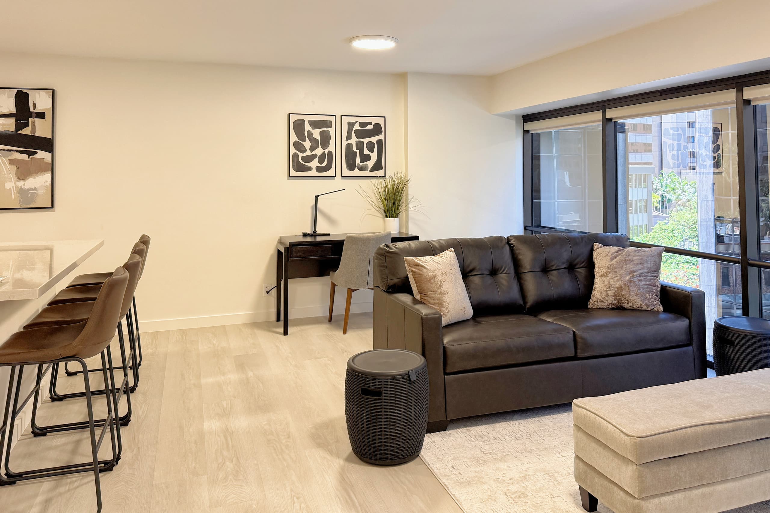 Spacious 1BR Free Parking WiFi - Image 3