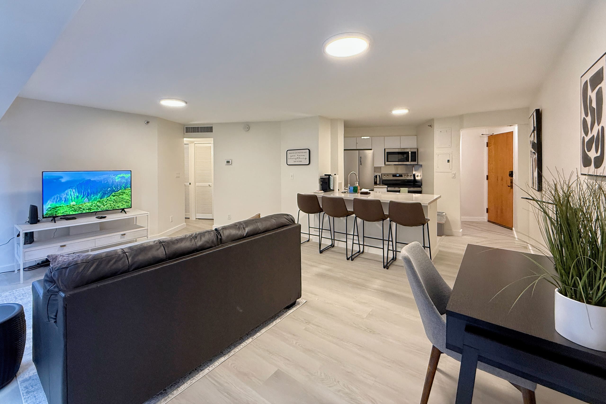 Spacious 1BR Free Parking WiFi - Image 6