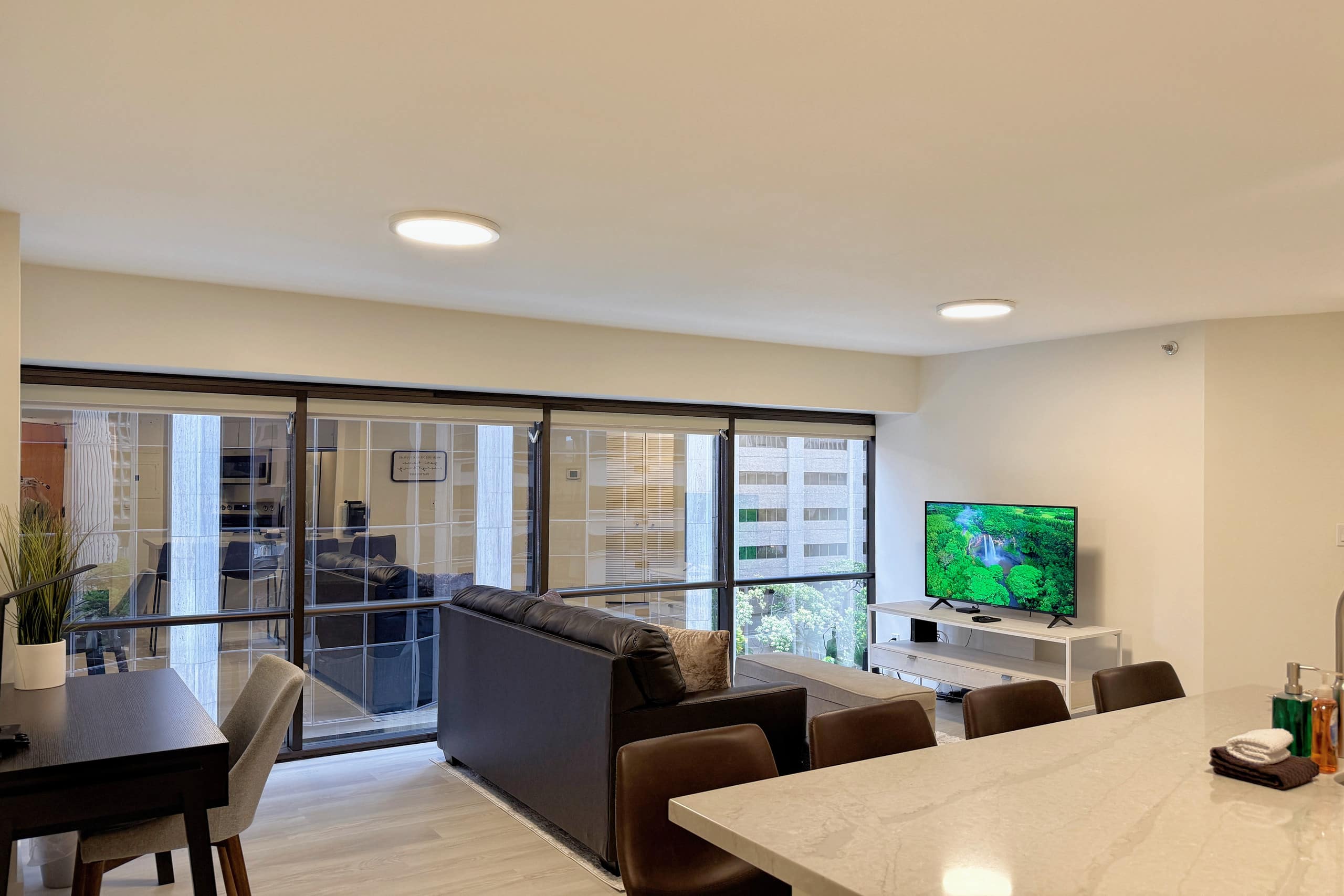 Spacious 1BR Free Parking WiFi - Image 15