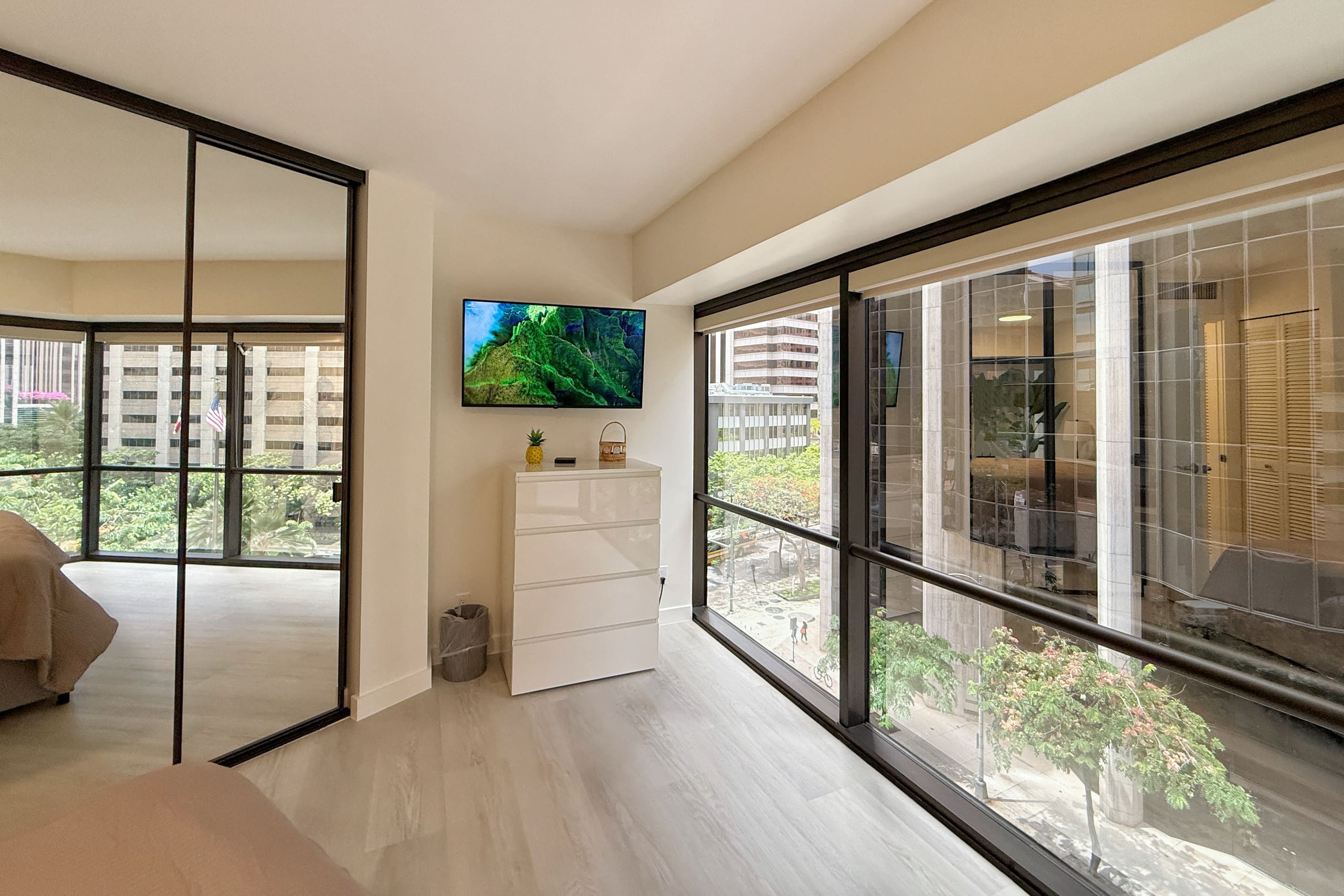 Spacious 1BR Free Parking WiFi - Image 22
