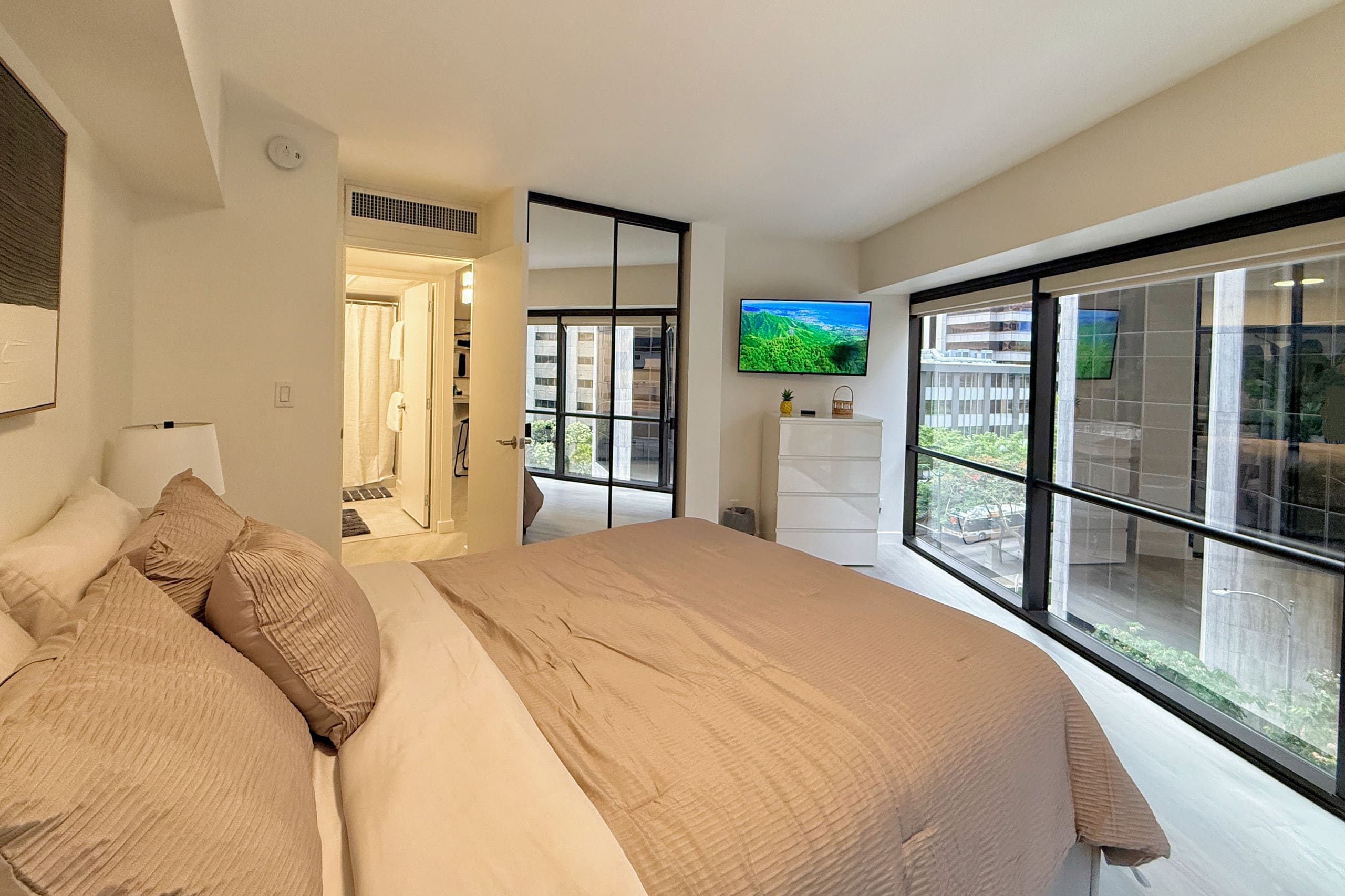 Spacious 1BR Free Parking WiFi - Image 21