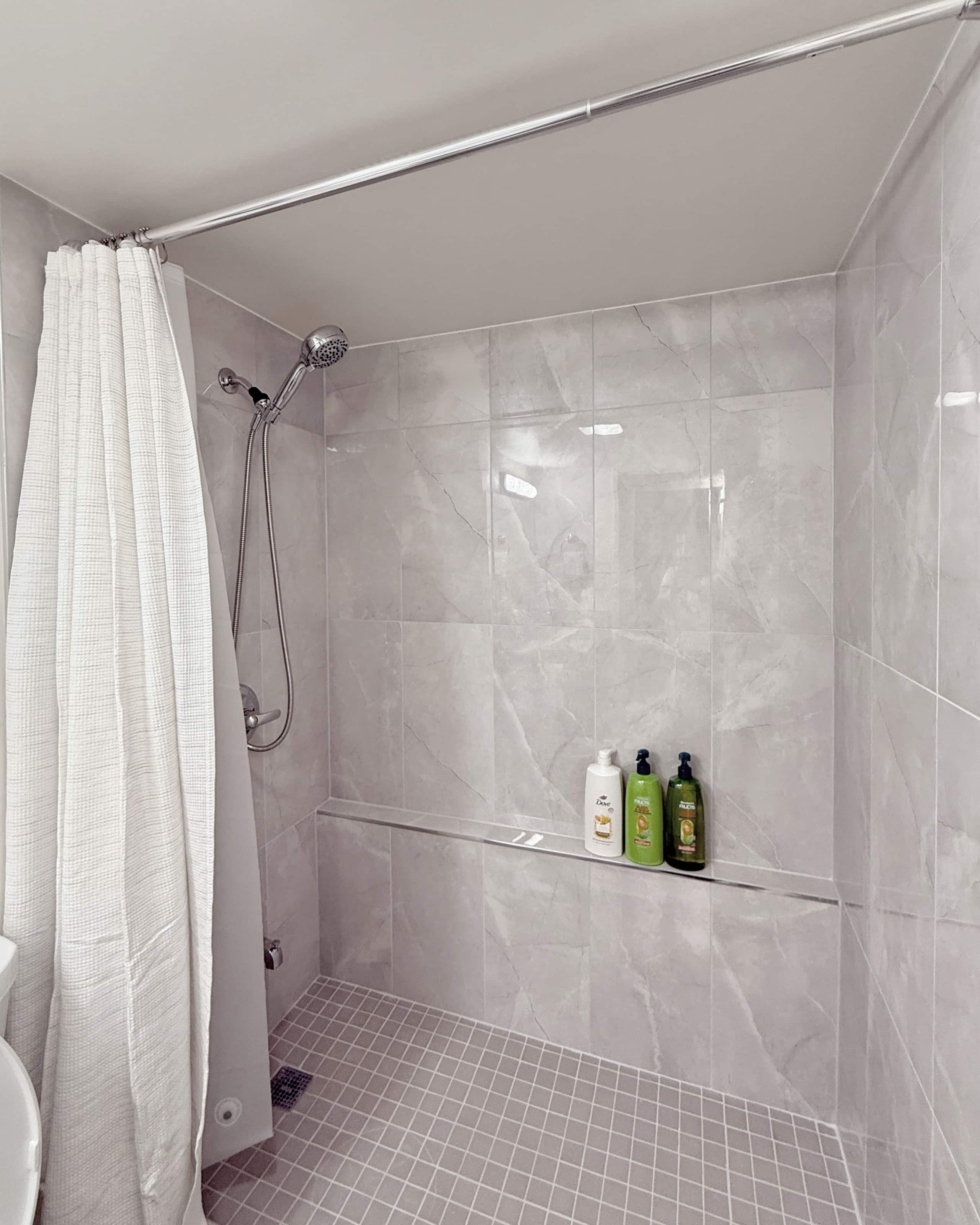 Spacious 1BR Free Parking WiFi - Image 26