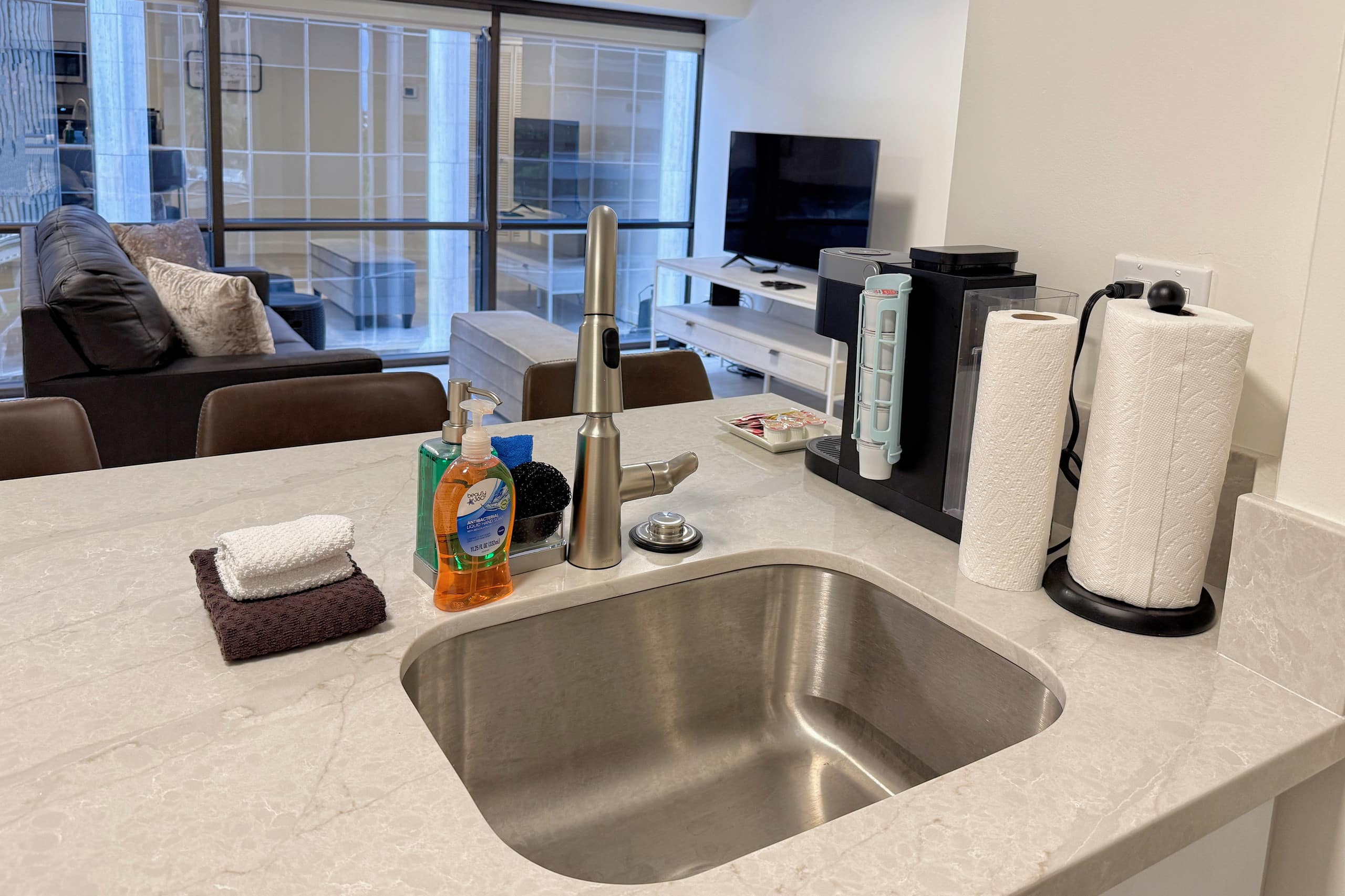 Spacious 1BR Free Parking WiFi - Image 9