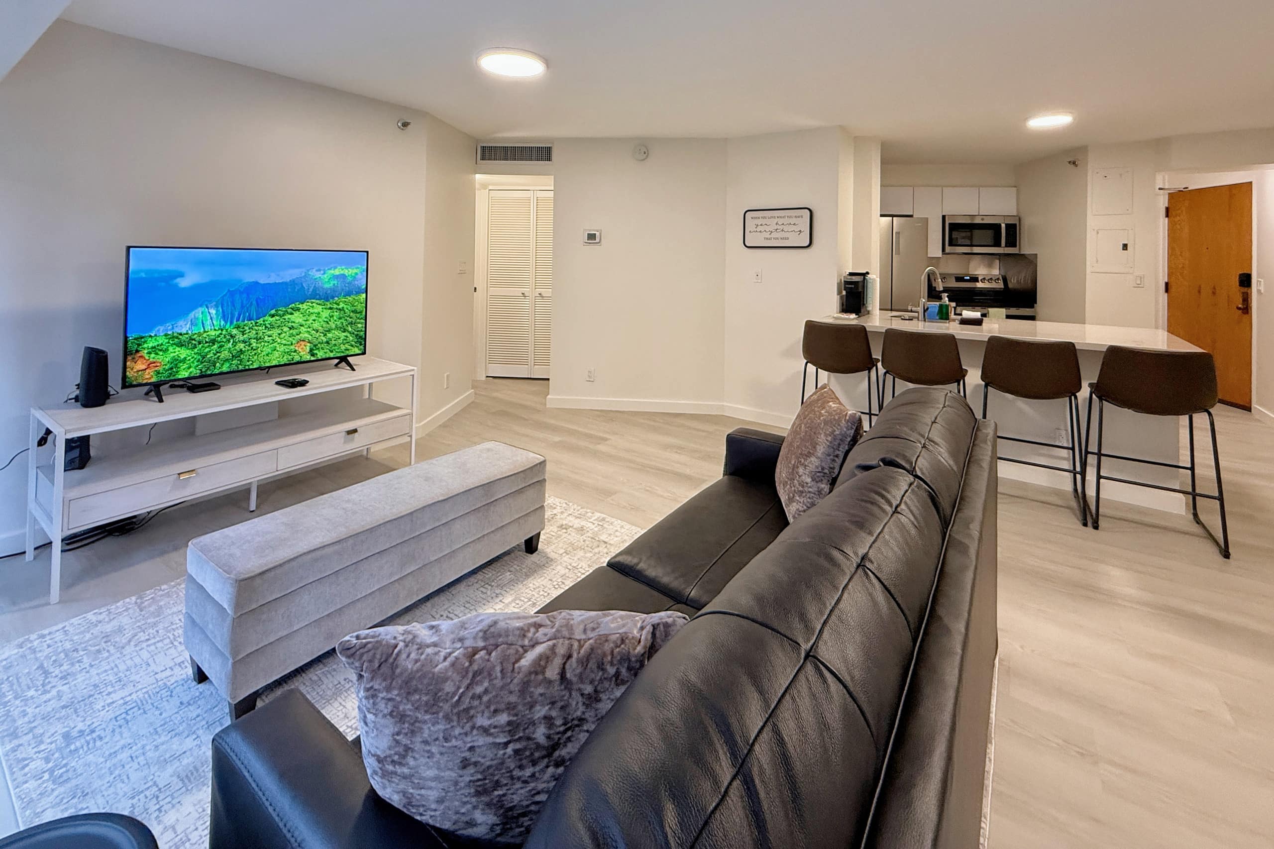 Spacious 1BR Free Parking WiFi - Image 5