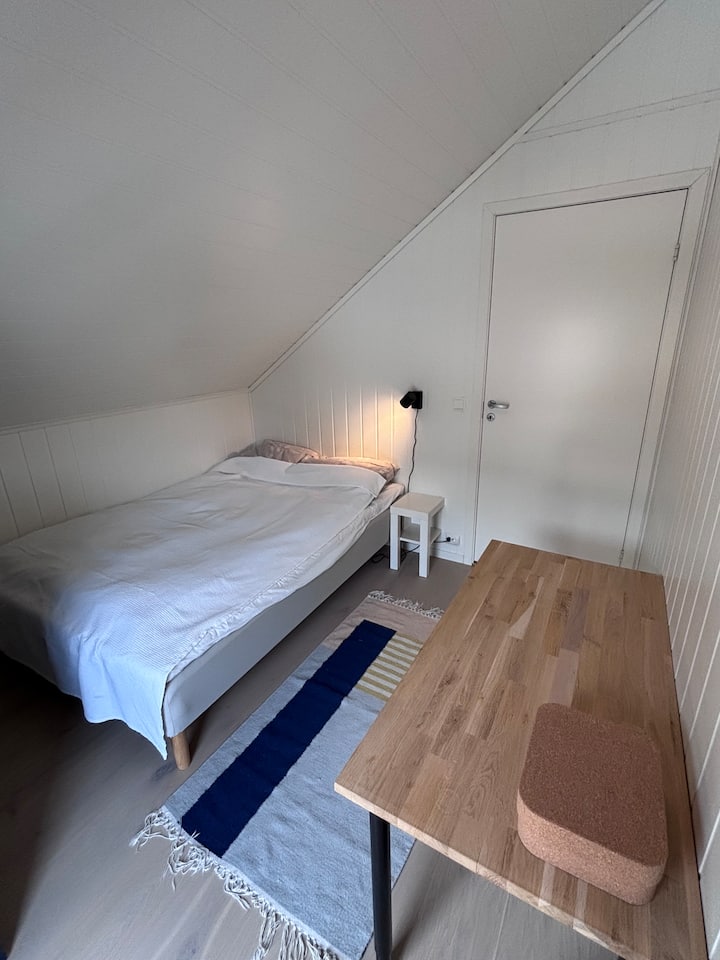 Спална соба 2 на 2 кат со кревет, биро и гардероба од 140 см