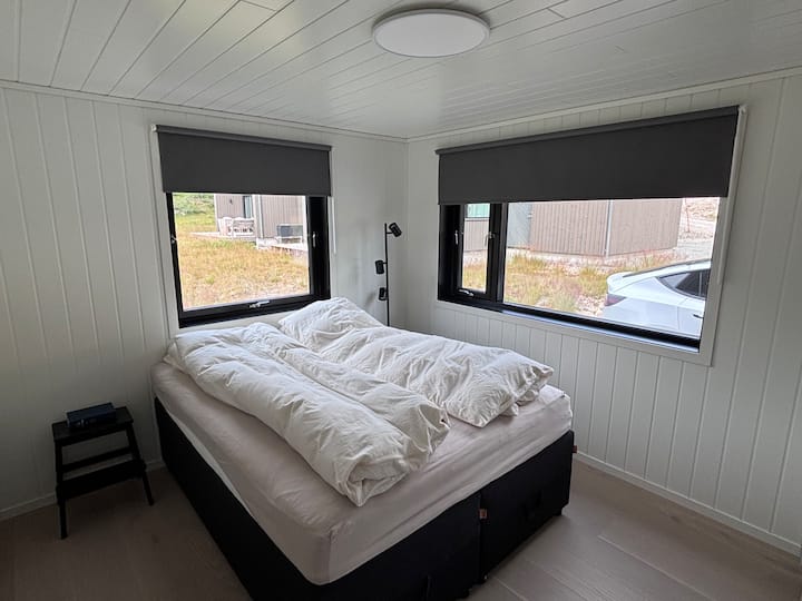 Главна спална соба на 1 кат со двоен кревет. Можност за поставување на кревет за патување Babybjørn. 